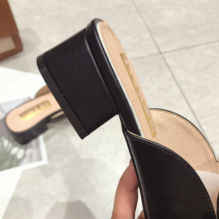 Bianca | Zuecos elegantes con tacón cuadrado y tachuelas