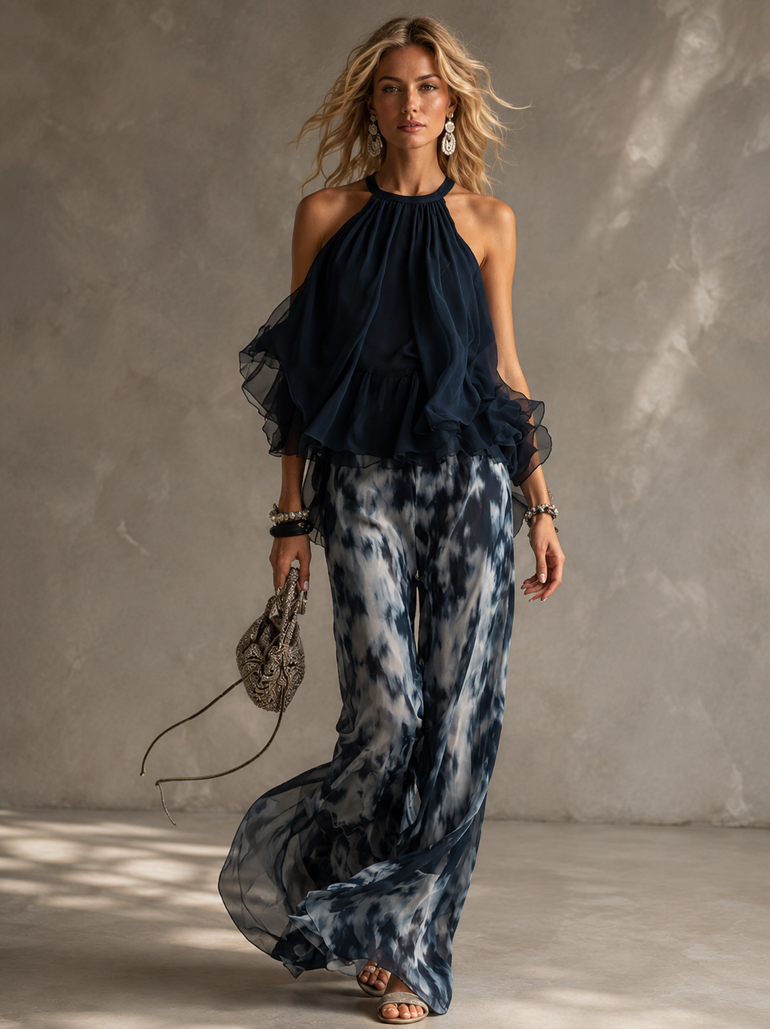 Silvia | Conjunto de gasa con top halter y pantalón ancho estampado, azul marino