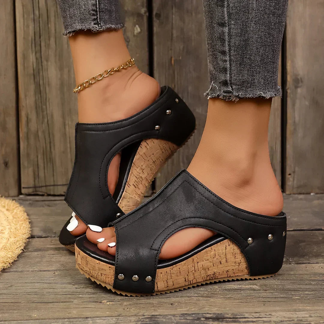 Sofia | Sandalias de cuña estilosas con detalle de tachuelas
