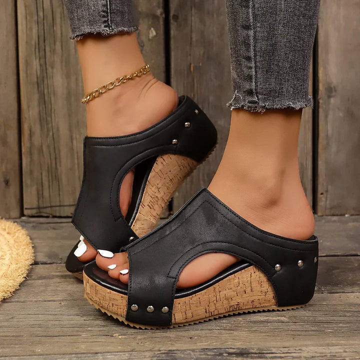 Sofia | Sandalias de cuña estilosas con detalle de tachuelas