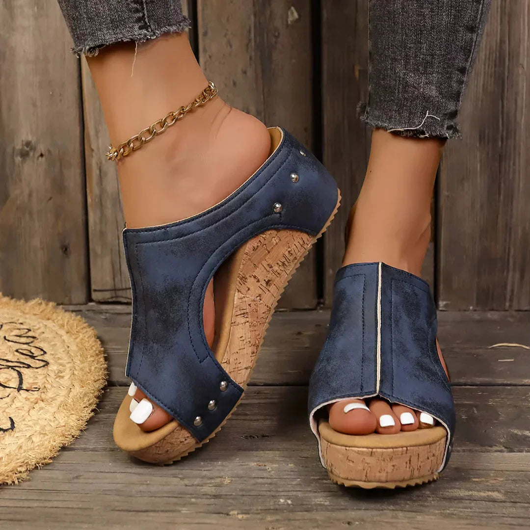 Sofia | Sandalias de cuña estilosas con detalle de tachuelas