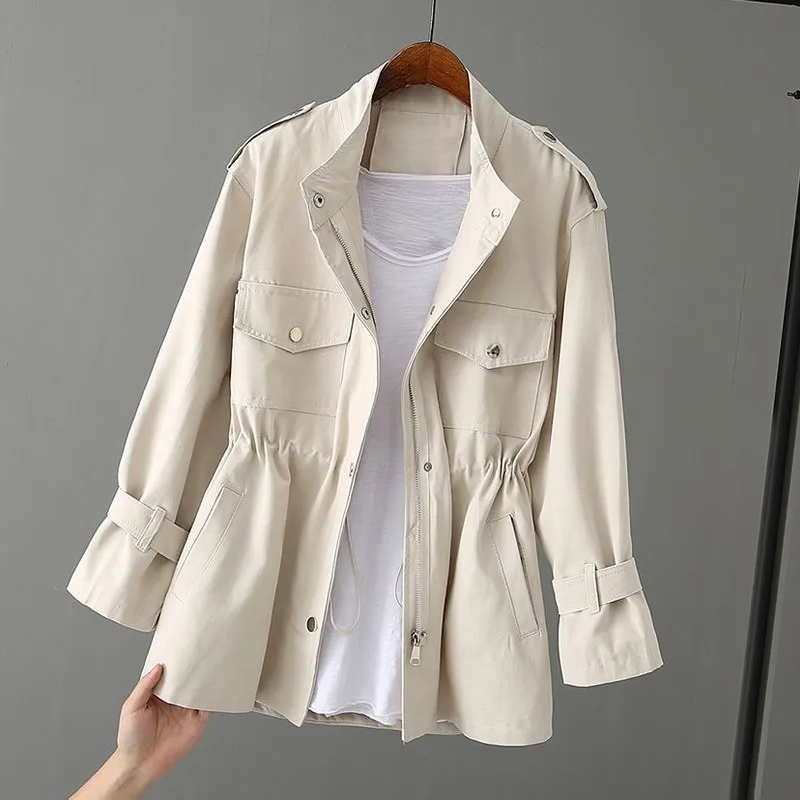 Tussenjas Dames met Ruime Zakken en een Tijdloos Trench Design