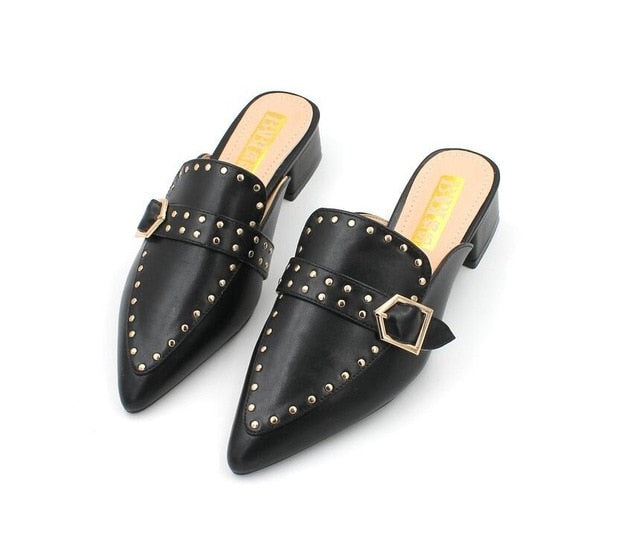 Bianca | Zuecos elegantes con tacón cuadrado y tachuelas